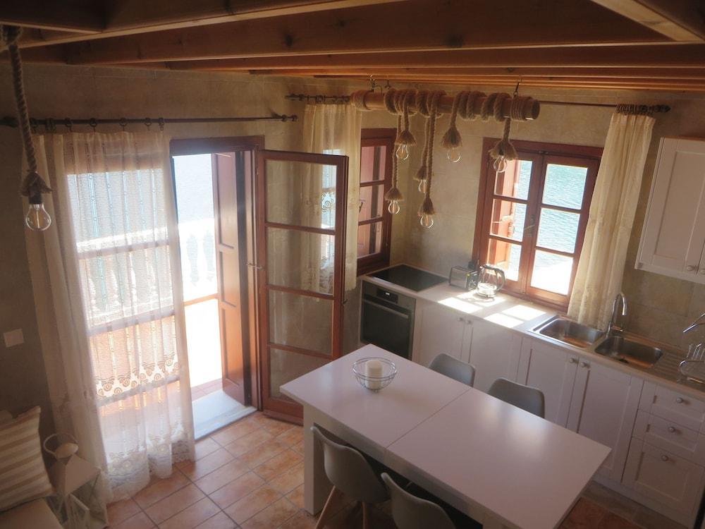 Maravelia Mare Pension Sými Buitenkant foto